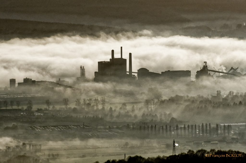 usine dans la brume